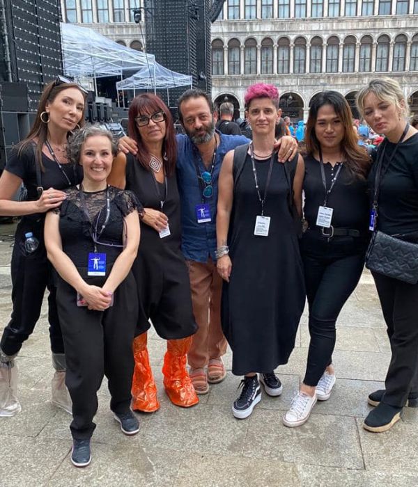 SERVICE TRUCCO E PARRUCCO UFFICIALI PER GLI ARTISTI DEL TOUR DI LAURA PAUSINI