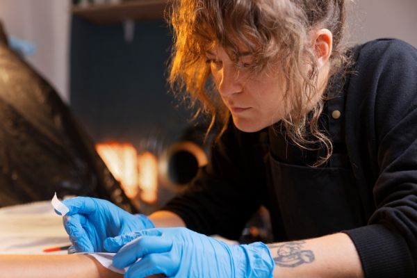 Handpoke: scopri questa tecnica di tatuaggio unica