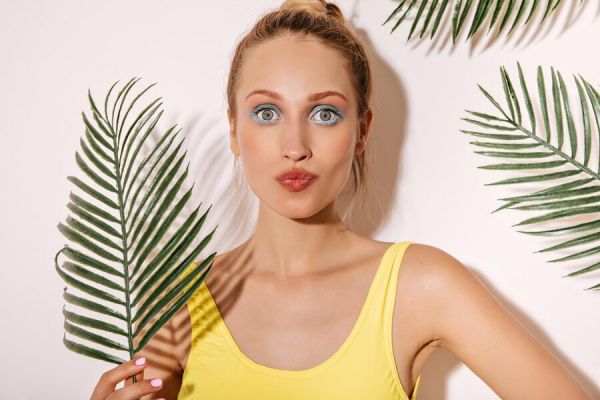 Tendenze trucco per l'estate 2024: colori vivaci e look rinfrescanti