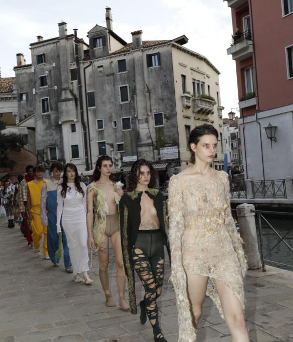 Backstage service per la sfilata di stilisti emergenti "Fashion Show Young designers In & Out", organizzata da VBRA nel Giardino Gradenigo a Venezia