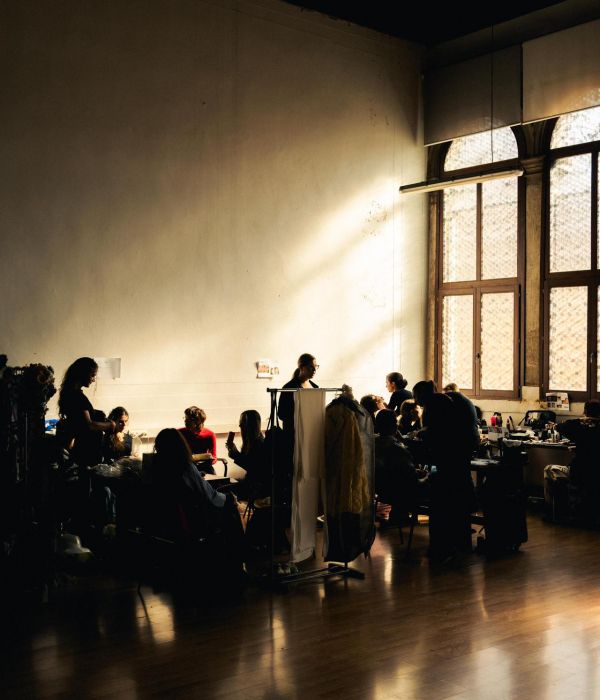 Backstage service per la sfilata di stilisti emergenti "Fashion Show Young designers In & Out", organizzata da VBRA nel Giardino Gradenigo a Venezia