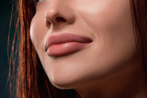 Come far sembrare le labbra più grandi con il contouring