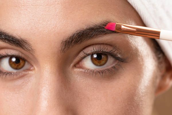 Il ruolo delle sopracciglia nel make-up: tendenze, cura e tecniche per un look perfetto