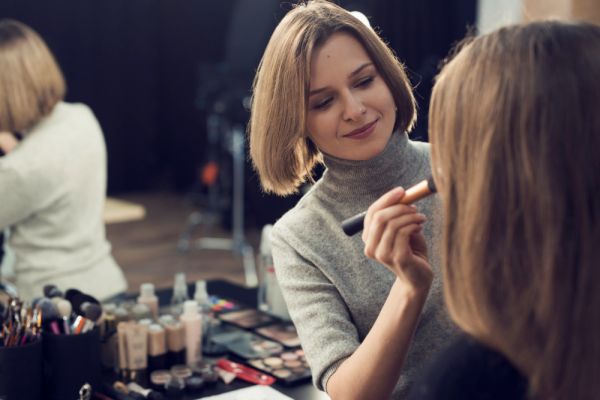 Chi è e cosa fa il make up artist