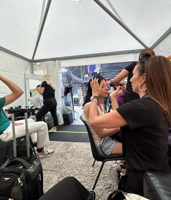 SERVICE TRUCCO E PARRUCCO UFFICIALI PER GLI ARTISTI DEL TOUR DI LAURA PAUSINI