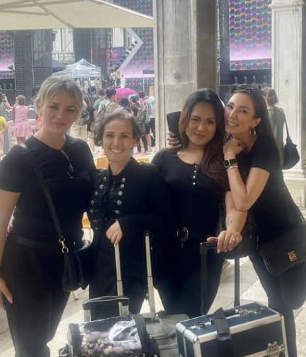 SERVICE TRUCCO E PARRUCCO UFFICIALI PER GLI ARTISTI DEL TOUR DI LAURA PAUSINI