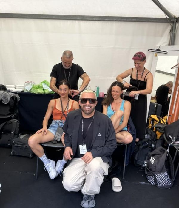 SERVICE TRUCCO E PARRUCCO UFFICIALI PER GLI ARTISTI DEL TOUR DI LAURA PAUSINI